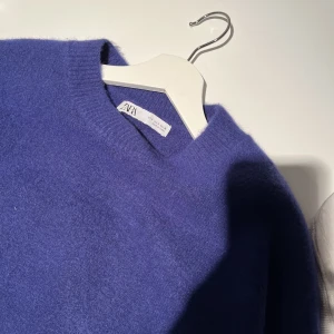 Stickad tröja - Jättefin blå stickad tröja från zara. Använd 1 gång. Inte alls stickig🥰
