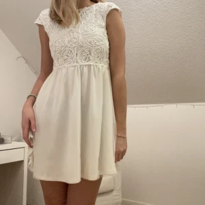 Studentklänning - Jättefin vit klänning, perfekt till skolavslutning, student eller annat tillfälle🤍Använd endast en gång, säljer då den tyvärr ej kommer till användning längre💓Ordinarie pris: 699kr