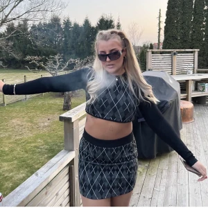 Set rutig - Säljer detta då det bara användts en gång, toppen är ett linne endast💜