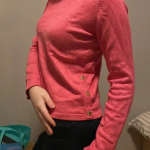 En rosa stickad tröja (guld detalj) - En varm tjock tröja nu under vinter,den passar mig som är vanligt viss S i tröjor. Som ni ser på bildern har den även guld knappar. (De går att öppna och stänga) Den är också väldigt tjock i matrialet.