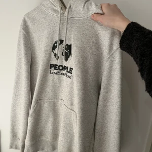 Grå hoodie  - Grå hoodie med mörkgrönt tryck från hm. Så snygg passform och jätteskön. Går att stylea till allt verkligen. Säljer då jag börjar växa ur den🥰