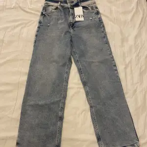 Zara jeans helt nya med lapparna kvar!  De är rätt stretchiga och mjuka, modellen heter ”Vintage slim” och de är i stl 38 💗