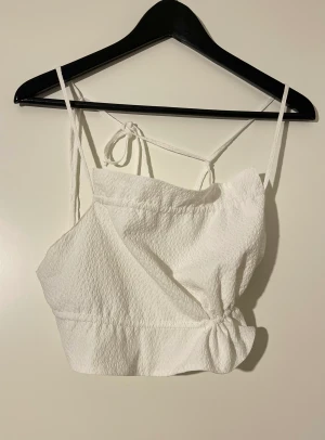 Vitt linne med öppen rygg och knytning baktill  - Endast använd 1 gång. Öppen rygg med knytning upp- och nedtill