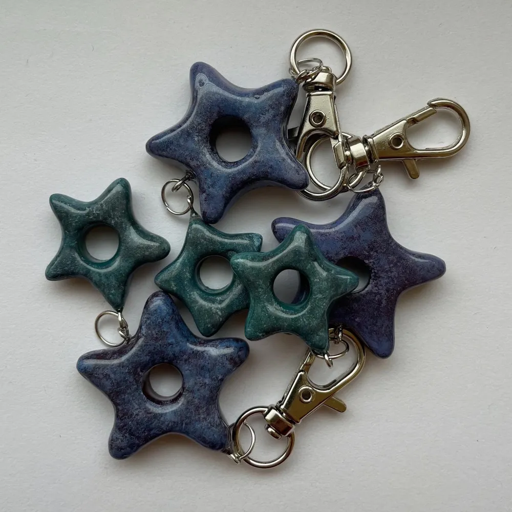 Noga handgjord nyckelring! Stjärnorna är gjorda av polymer lera och täckta med resin!   1 nyckelring: 190 + frakt . Accessoarer.