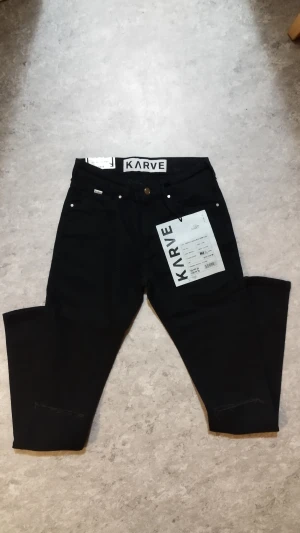 KARVE jeans, Strl W27. - "KARVE - Dropped crotch with skinny leg"  Helt oanvända!  Nyskick!  Ord.pris: 799 SEK