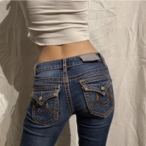 Lågmidjade jeans - Lågmidjade byxor med så snygga fickor med diamanter på 😮‍💨(benvärmarna på bilden ingår ej) slim fit och sitter snyggt 😻 Medjemått: 30 cm rakt över. Innerbenslängd: 78 cm 300 kr eller högsta bud!  