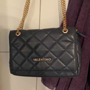 Valentino väska, bra skick. Nästan oanvänd, och inga skador Pris kan diskuteras. Köparen står för frakt!💗