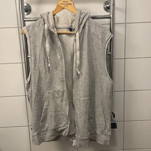 Grå vest - Grå Zipper utan ärmar Bra skick