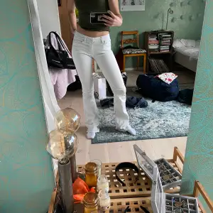 Lågmidjade vita jeans från Zara som är långa i benen. Supersnygga men kommer inte till användning. Väldigt långa i benen och är därför lite smutsiga längst ner pga att jag har klivit på dom hehe