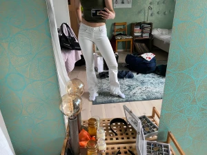 Vita jeans - Lågmidjade vita jeans från Zara som är långa i benen. Supersnygga men kommer inte till användning. Väldigt långa i benen och är därför lite smutsiga längst ner pga att jag har klivit på dom hehe