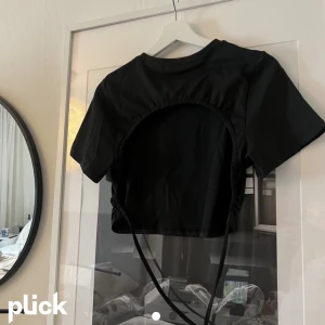 T-shirt med öppen rygg -  t-shirt med öppen rygg köpt från Gina förra året, säljer då den inte kommer till användning 💗