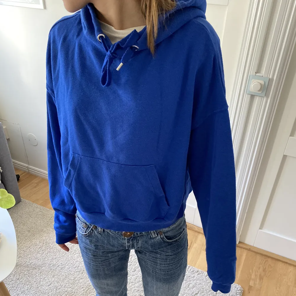 En jättefin blå hoodie från hm säljer pågrund av att den inte kommer till användning längre. Hoodies.