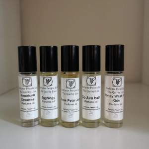Paket med 5 olika parfymoljor som påminner om dofterna från Lush. Dessa luktar mkt och länge! Beställa från UK.  Mängd: 10ML x st Se nuvarande mängd på bild 2