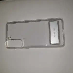 Genomskinligt mobilskal med stativ för Samsung Galaxy S21 plus, köpt från Mediamarkt. Används inte pga att jag köpte fel skal för min mobil
