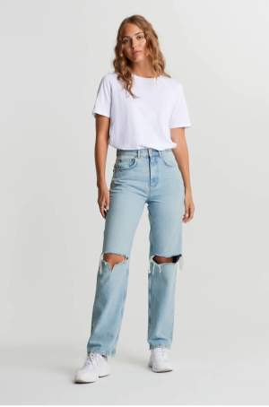 Hej! Säljer 2 par Gina tricot 90s High waist jeans i storlek 34 och 32. Original priset är 499kr och säljer dessa för 250kr st då de är i mycket bra skick. Skriv privat om du är intresserad!💗Köparen står för frakten!