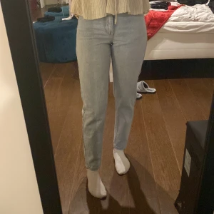 Ljusblåa jeans  - Ett par superfina ljusblåa jeans från pretty little thing. Mom fit i mycket bra skick.