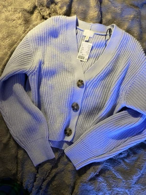 Ny Kofta  - Helt ny ljusblå kofta med lappen kvar! Säljer pga fel storlek och den går inte att lämna tbx❤️ Nypris 199kr