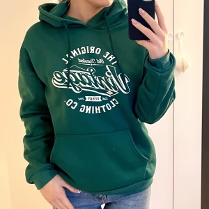 Hoodie - Mörkgrön hoodie med tryck, från shein i storlek s