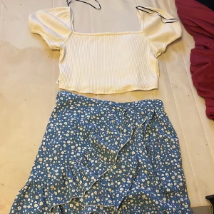 Billigt  - Hej säljer ett jätte snyggt sätt som funkar bra inget fel med dom säljer dom för dom tyvär blivit små för mig andvända bara 2 gånger i sommras skriv om du är intresserad. Köpte tröjan för 100kr och kjolen köpte jag för 119kr säljer hela settet för 80kr🙂🙂
