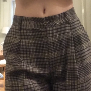 Kostymbyxor - 🍂Urban Outfitters ”Puddle trousers”🍂 Bra skick, lite noppriga om man känner på tyget men är inget som syns. Lyckades inte ta nån bra bild på det men de är långa i benen och faller snyggt över boots eller sneakers på mig (174). Kontakta mig vid frågor:)