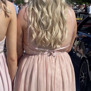 Balklänning - Säljer min balklänning. Rosa från bubbleroom. Öppen i ryggen. Den är uppsydd och jag är cirka 165 cm