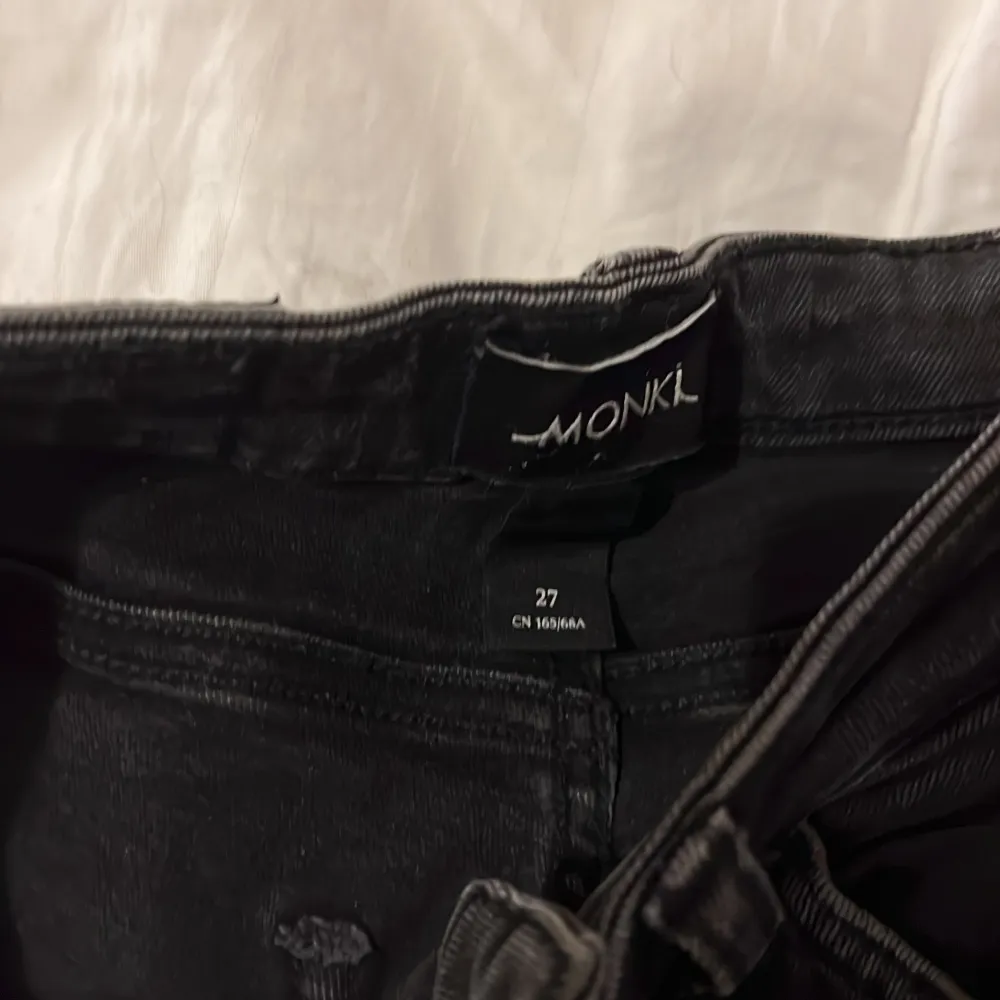 Slim jeans från monki, storlek 27 passar XS. . Jeans & Byxor.