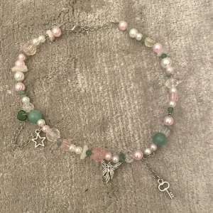Fairy halsband - Egentillverkat halsband med fairy stil med fairy charm.