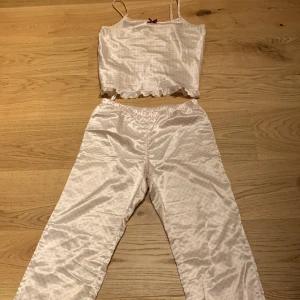 Pyjamas🌸 - Jättemysig vit och rosa pyjamas ifrån KappAhl. Säljer pga att den är för liten för mig🫶 50kr + frakt🌸