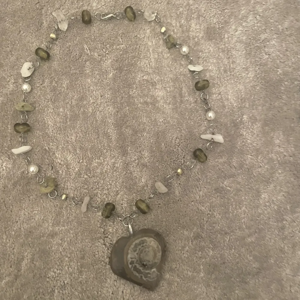 Egentillverkat halsband med snäckfossil hjärt charm! . Accessoarer.