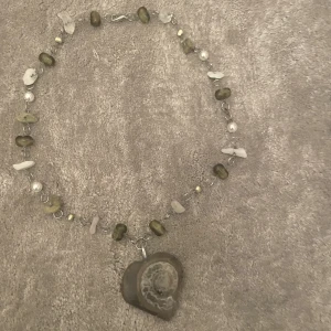 Halsband - Egentillverkat halsband med snäckfossil hjärt charm! 