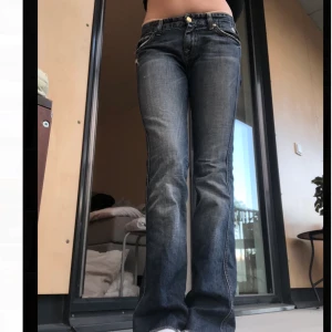 Lågmidjade Jeans - SE FLER BILDER PÅ INLÄGGET OVAN Tvär snygg jeans! Second hand. Dyrt märke, org pris ligger över 1000kr kom privat för fler bilder. För små i midjan därav säljer jag. Passar någon som är runt 164! XS/S. Vill även poinera att de är croppade i benen o även lite slitna. 