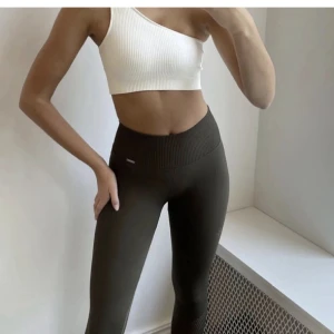 Tights gym träningstights  - Säljer dessa gym tightsen från aimn ❤️ använda en gång, perfekt skick! Köpta för 700kr!!!!
