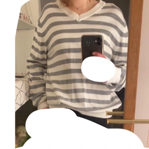 Långärmad tröja  - Fin randig långärmad tröja, vet inte vart den är från då lappen är borta ❤️ Skulle säga att vad för storlek som helst kan ha den! Frakt tillkommer