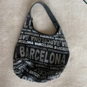 Robin Ruth väska  - Så snygg Robin Ruth väska köpt i secondhand butik😻Freitas igår en i pris. Nyskick🌟