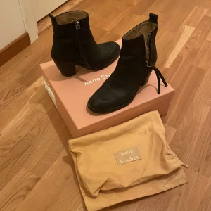 Acne pistol  - Acne pistols stl 38 i fint skick. Ena behöver klackas om vilket är vanligt förekommande på den här modellen. Annars är de sparsamt använda. Nypris ca 3000 kr