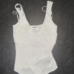 Knitted bodysuit med bralette detalj - Kom aldrig till användning, strl 36 från missguided. Hör av er vid fler frågor!