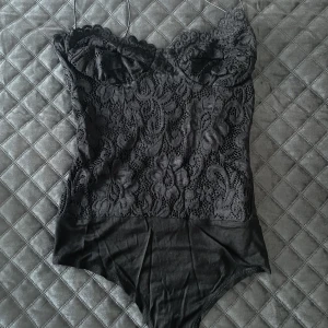 Festlig body - Festlig body, sparsamt använd.