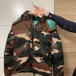 Moncler cavet jacket - Moncler cavet camo jacket. Går att göra till en väst och nypris ligger på 25 tusen kronor. Jackan är helt ny med tags 