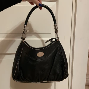 Väska  - Svart handväska från Tosca blue, köpt i vintagebutik men aldrig kommit till användning. Toppenskick!💕