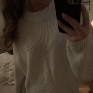 Stickad tröja, vit - Säljer denna snygga stickade tröja från Gina Tricot i storlek S. Hör av dig vid intresse eller frågor!💞 pris+frakt