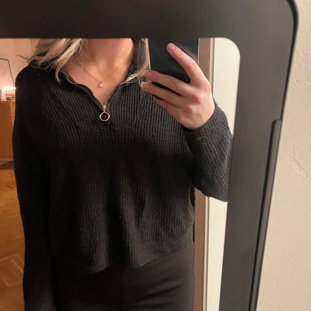 Svart stickad zip tröja med brons dragkedja💕bra skick . Stickat.