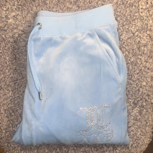 Juicy couture Mjukisar i  M - Säljer mina älskade juicy c mjukisbyxor! Köpte vintern 2021, har använt dom 4 gånger.  Säljer pga detta! Som nya, inga defekter! Slutsålda & Köpta för 1200kr.