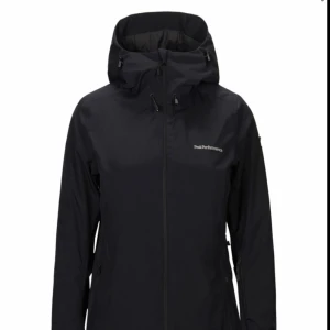 Skidjacka peakperformance  - Säljer denna super fina skidjacka från peakperformance i jätte fint skick. De är bara att komma privat för mer frågor eller bilder. Nypris  är 3 tusen 💗