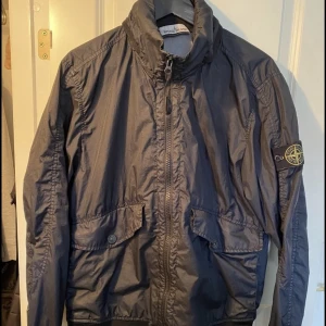 Stone Island Membrana 3L TC Jacka - Säljer min sällsynta Stone Island membrana jacka då den sällan kommer till användning längre.   Nypris runt 6-7000kr. (Svårt att säga då den ej säljs i butik längre)  Storlek L - passar M.  Luva tillkommer i kragen. 8/10 i skick. 