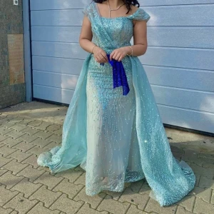 Klänning  - En sjukt unik och vacker himmelblå klänning som endast använts vid ett tillfälle och har därmed inga skador eller liknande! Har ni frågor eller funderingar är ni varmt välkomna att höra av er!☺️