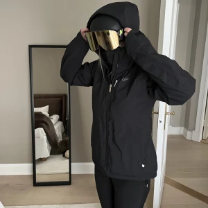 Svart skidset five seasons och Everest - Skidjackan är i storlek 38 och är ifrån five seasons. Jackan är använd 2 veckor och har inga defekter, nypris 1000 kr. Skidbyxorna är ifrån Everest, tajta men stretchiga, liten 38, mer som 36. Byxorna är väl använda, men bra skick, fråga om bilder! 