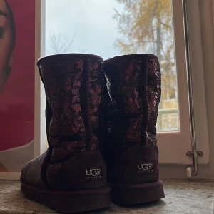 Uggs - Jättefina lila paljett uggs! Använda därav det bra priset, men fortfarande hela och fina! 💕