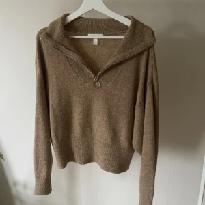 Stickad tröja från H&M i storlek S - Brun/beige tröja med dragkedja från H&M i storlek S. Bara provad så i mycket fint skick ✨