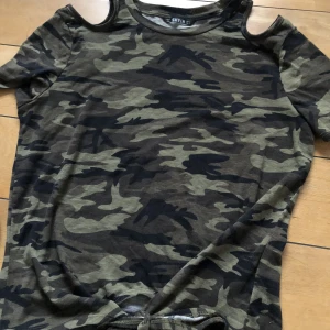 Kamouflage t-shirt - Kamouflage t-shirt från shein! Aldrig använd! Frakt tillkommer på 40kr!