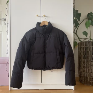 Kroppad dunjacka  - Kroppad svart dunjacka från H&M divided i storlek xxs. Den är knappt använt, så den är i ett ganska bra skick.👍🏻😁 Jag köpte den för 400kr, och säljer den för 200kr.